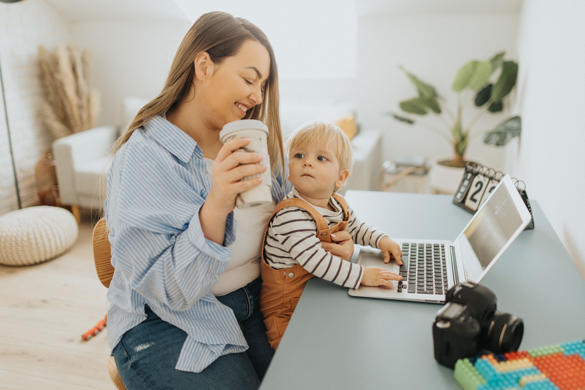 Madre emprendedora explorando opciones de formación y comunidad en una plataforma digital para automatizar su negocio.